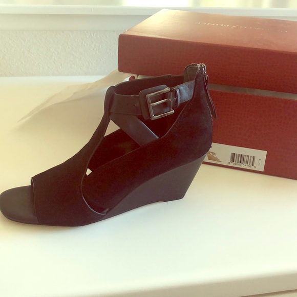 Donald Pliner black wedge size 8 - Picture 1 of 3